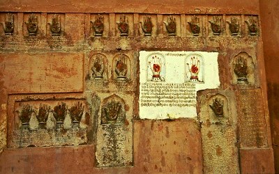 Jodhpur - these are the prints of 30 Maharanis, who followed their husband to death (Sati). Photo: L. Bobke